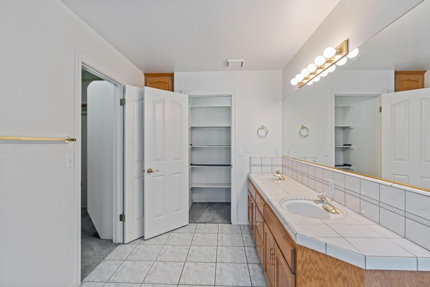 1307 E Saint James Cir, Fresno, CA 93720
