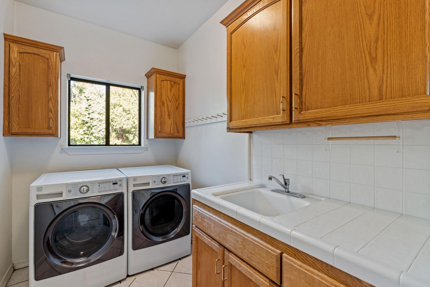 1307 E Saint James Cir, Fresno, CA 93720