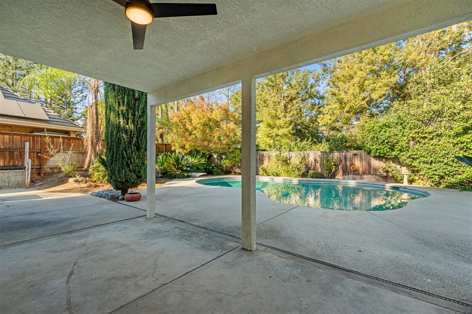 1307 E Saint James Cir, Fresno, CA 93720