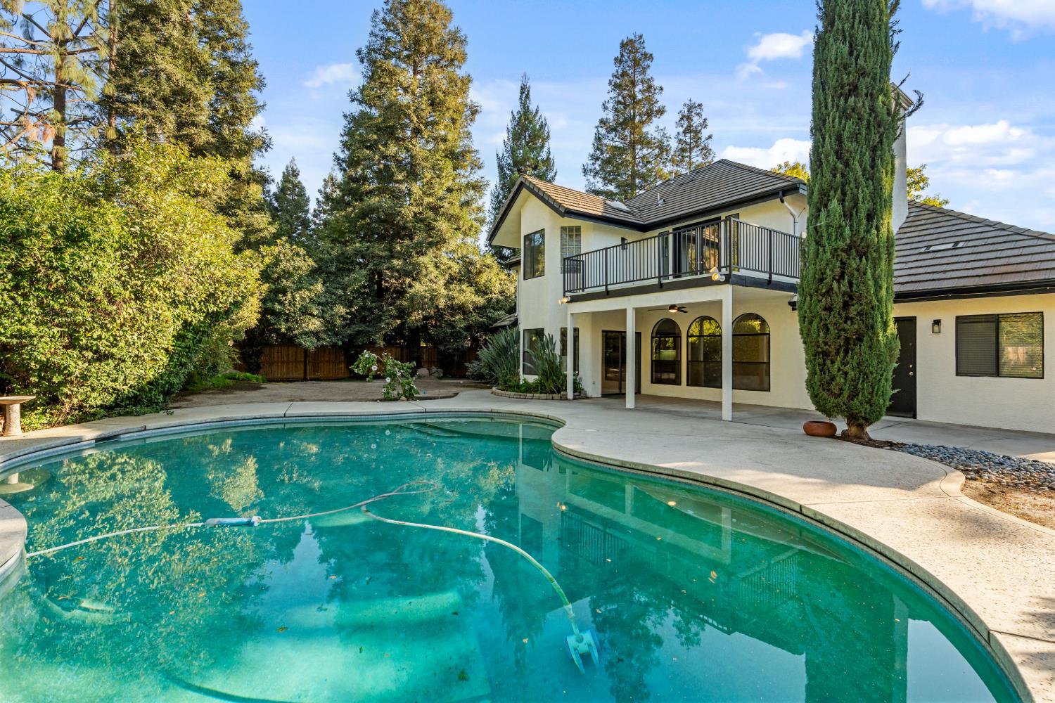 1307 E Saint James Cir, Fresno, CA 93720