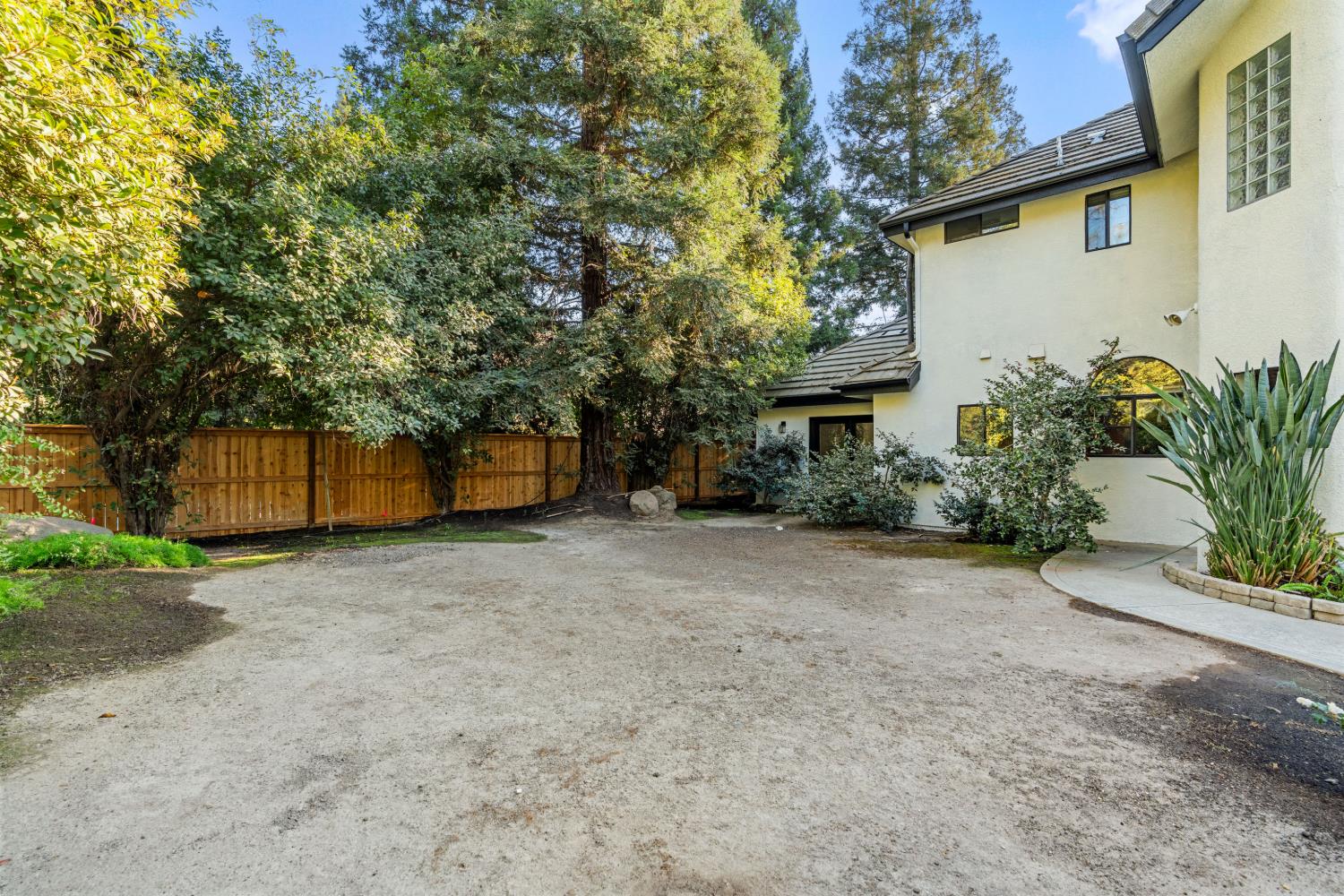 1307 E Saint James Cir, Fresno, CA 93720