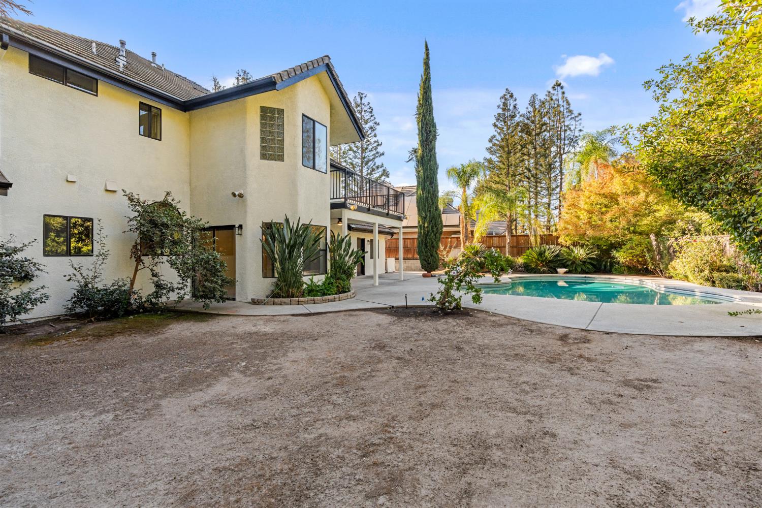 1307 E Saint James Cir, Fresno, CA 93720