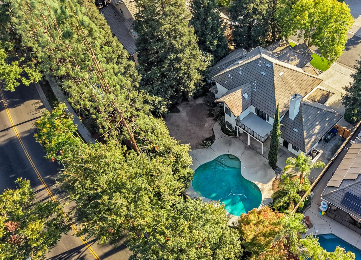 1307 E Saint James Cir, Fresno, CA 93720