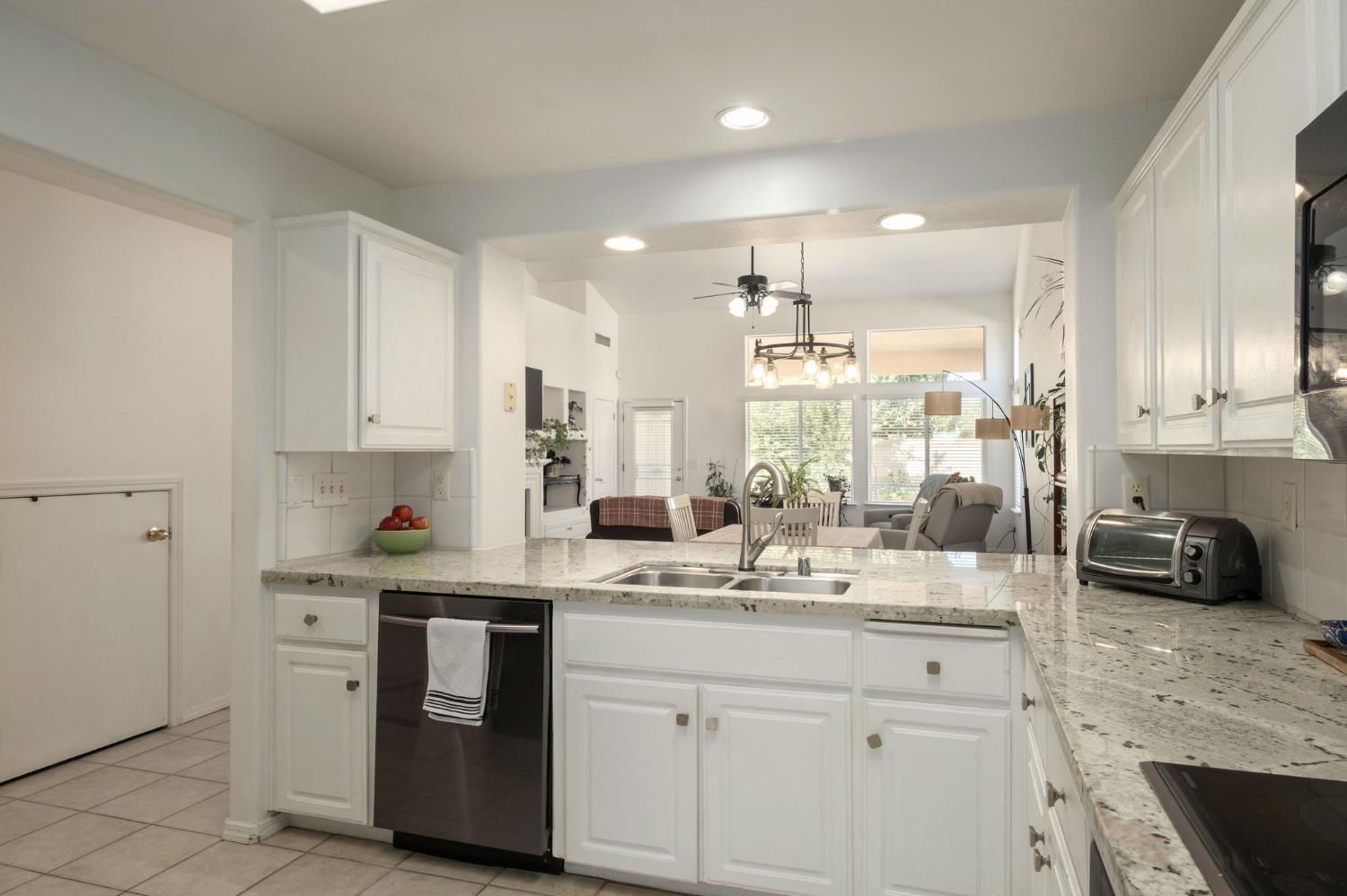 147 Santa Monica Ave, Sanger, CA 93657