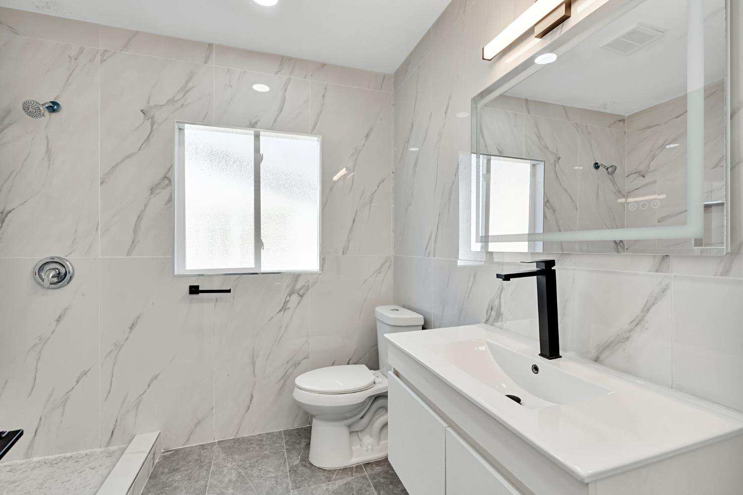 1264 N Vagedes, Fresno, CA 93728