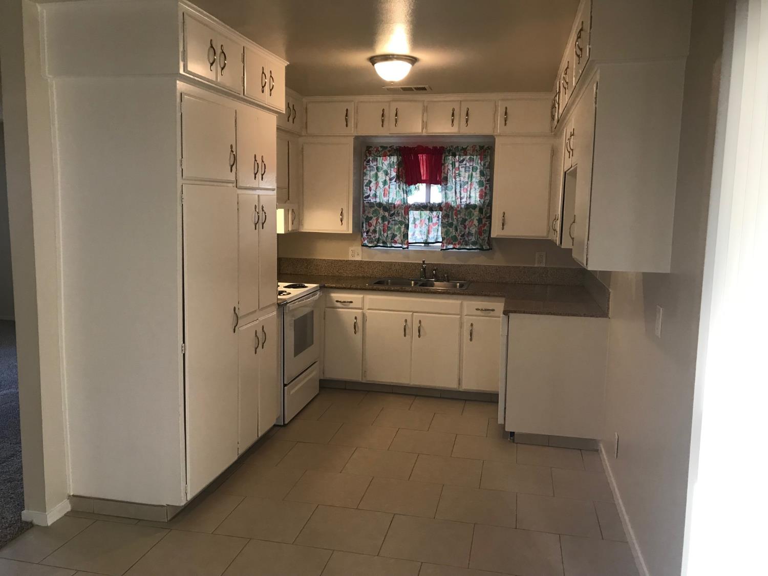 525 Oatman Ave, Sanger, CA 93657