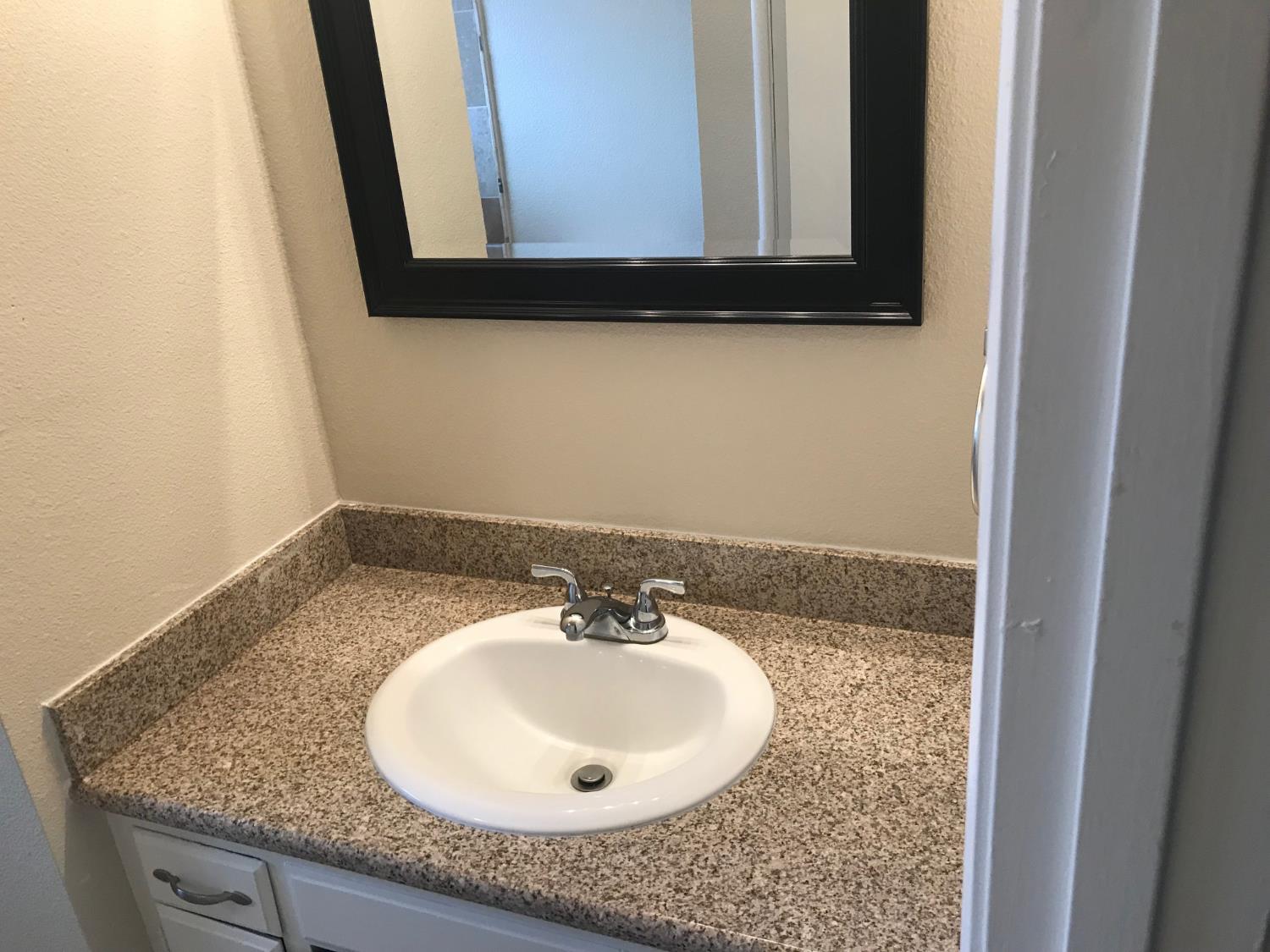 525 Oatman Ave, Sanger, CA 93657