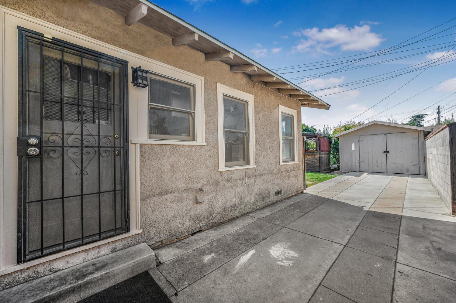 2411 N Maroa Ave, Fresno, CA 93704