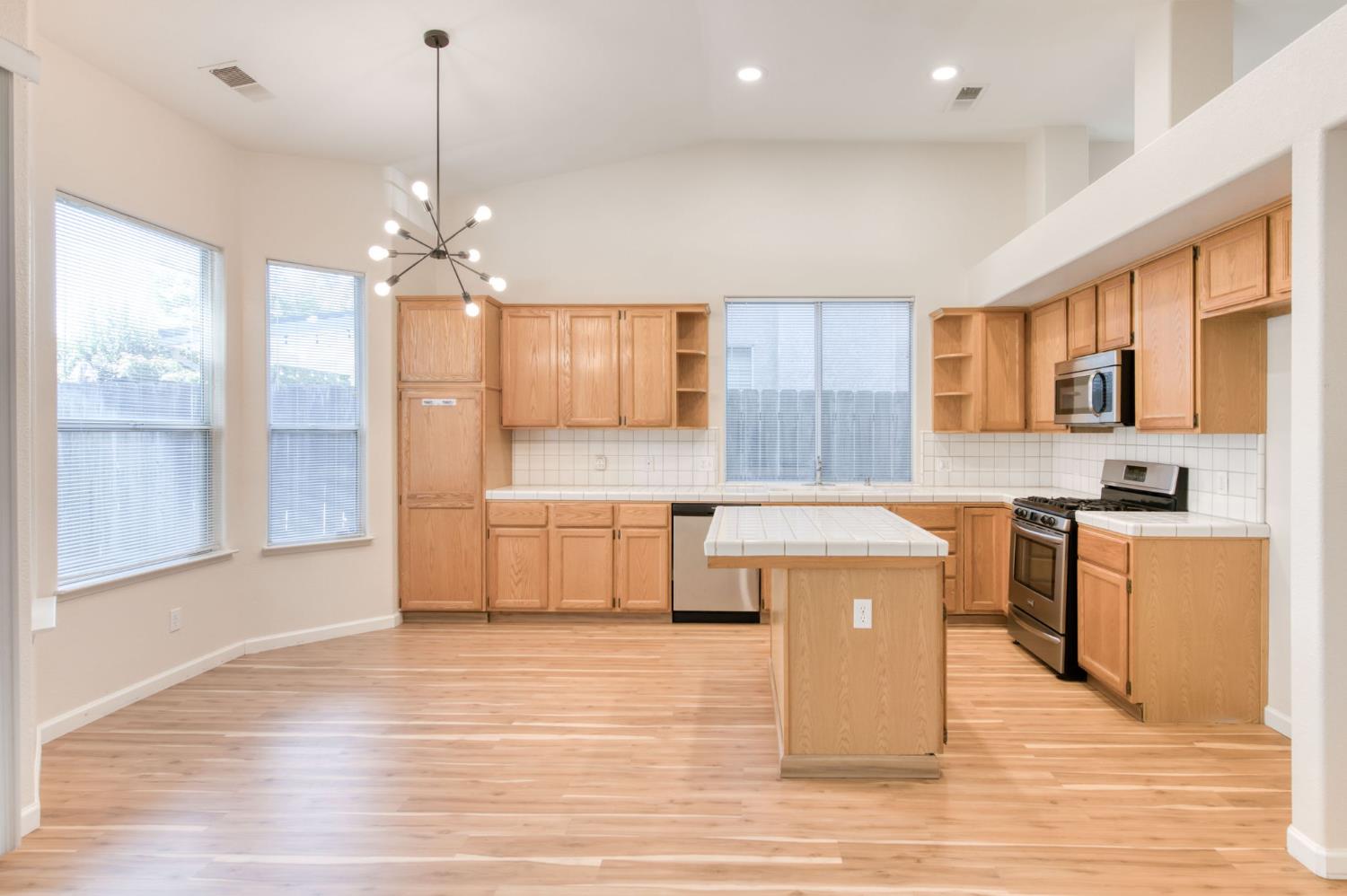 2291 E Warwick Ave, Fresno, CA 93720