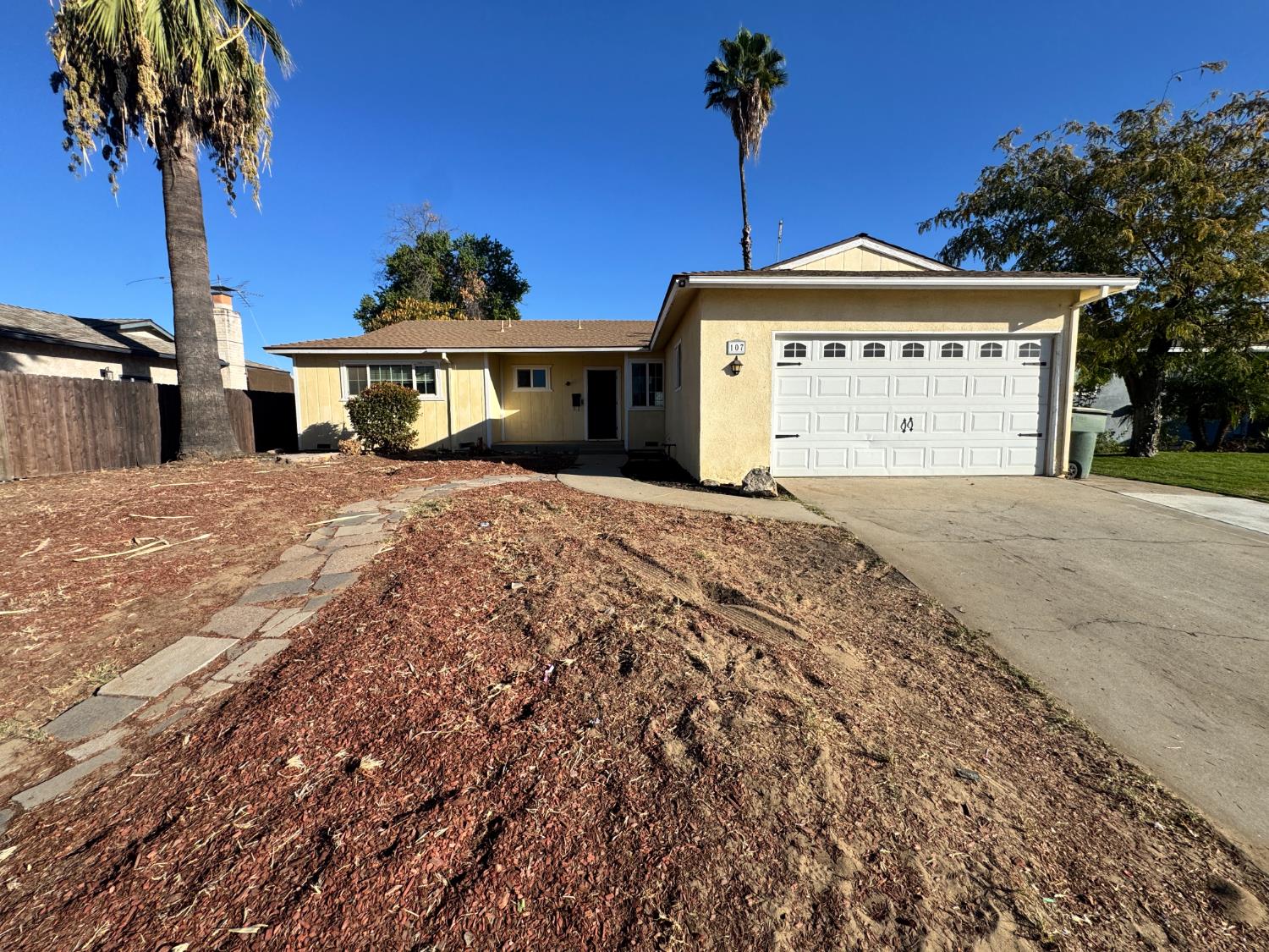 107 W Richert Ave, Clovis, CA 93612
