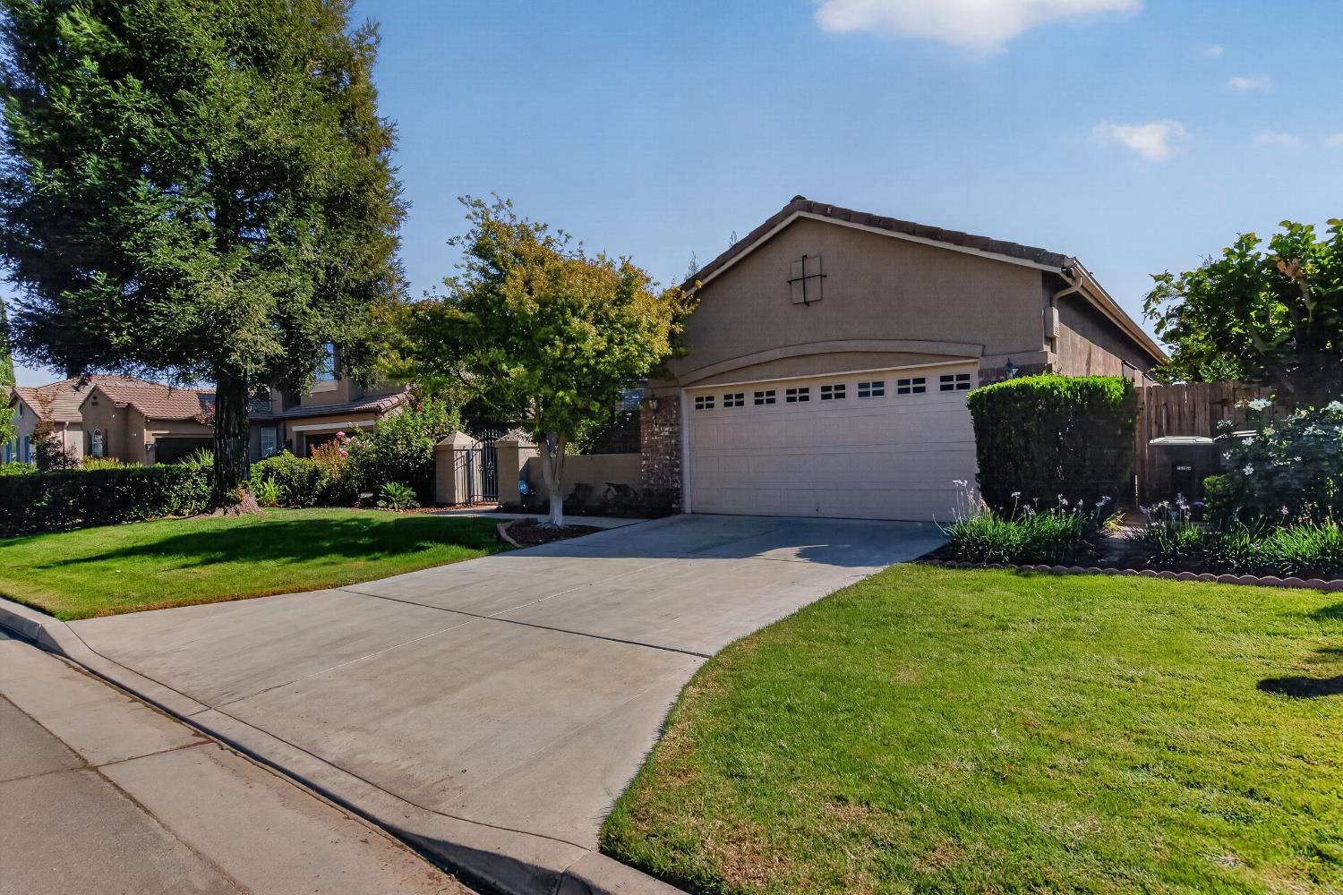 2405 E Shea Dr, Fresno, CA 93720