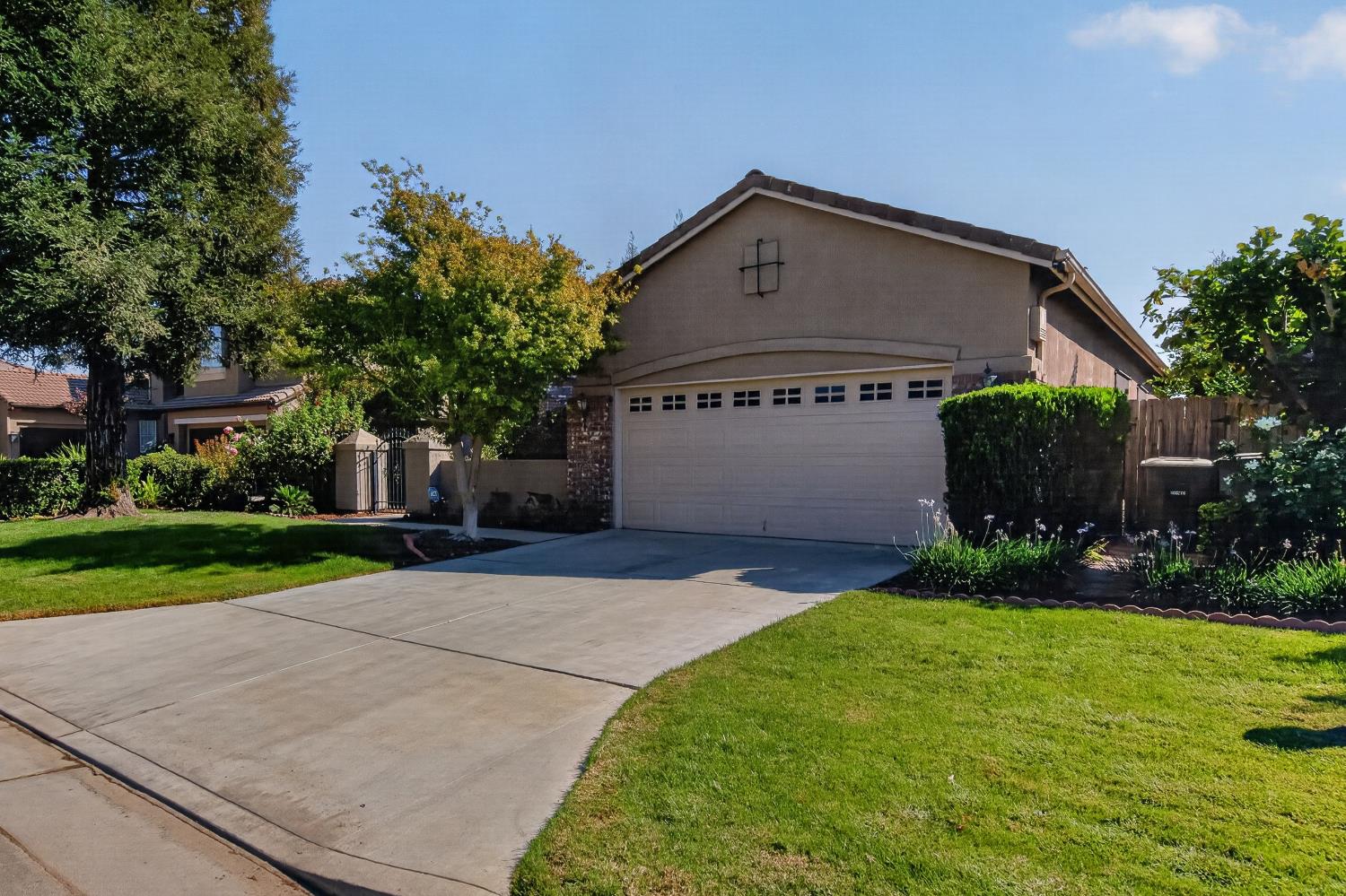2405 E Shea Dr, Fresno, CA 93720