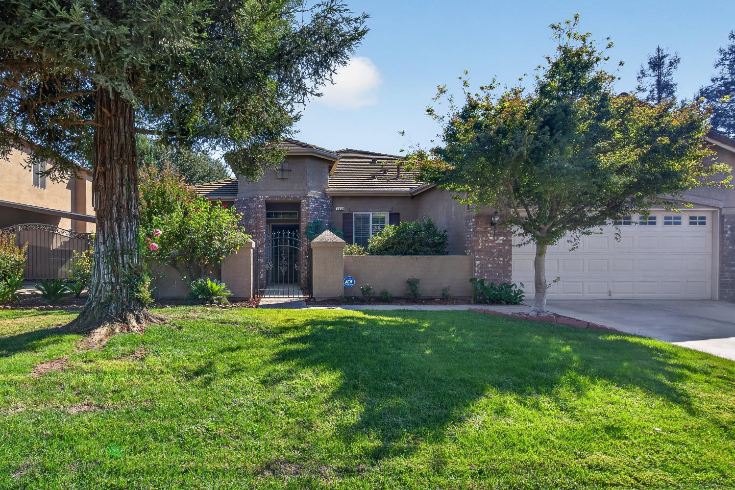2405 E Shea Dr, Fresno, CA 93720
