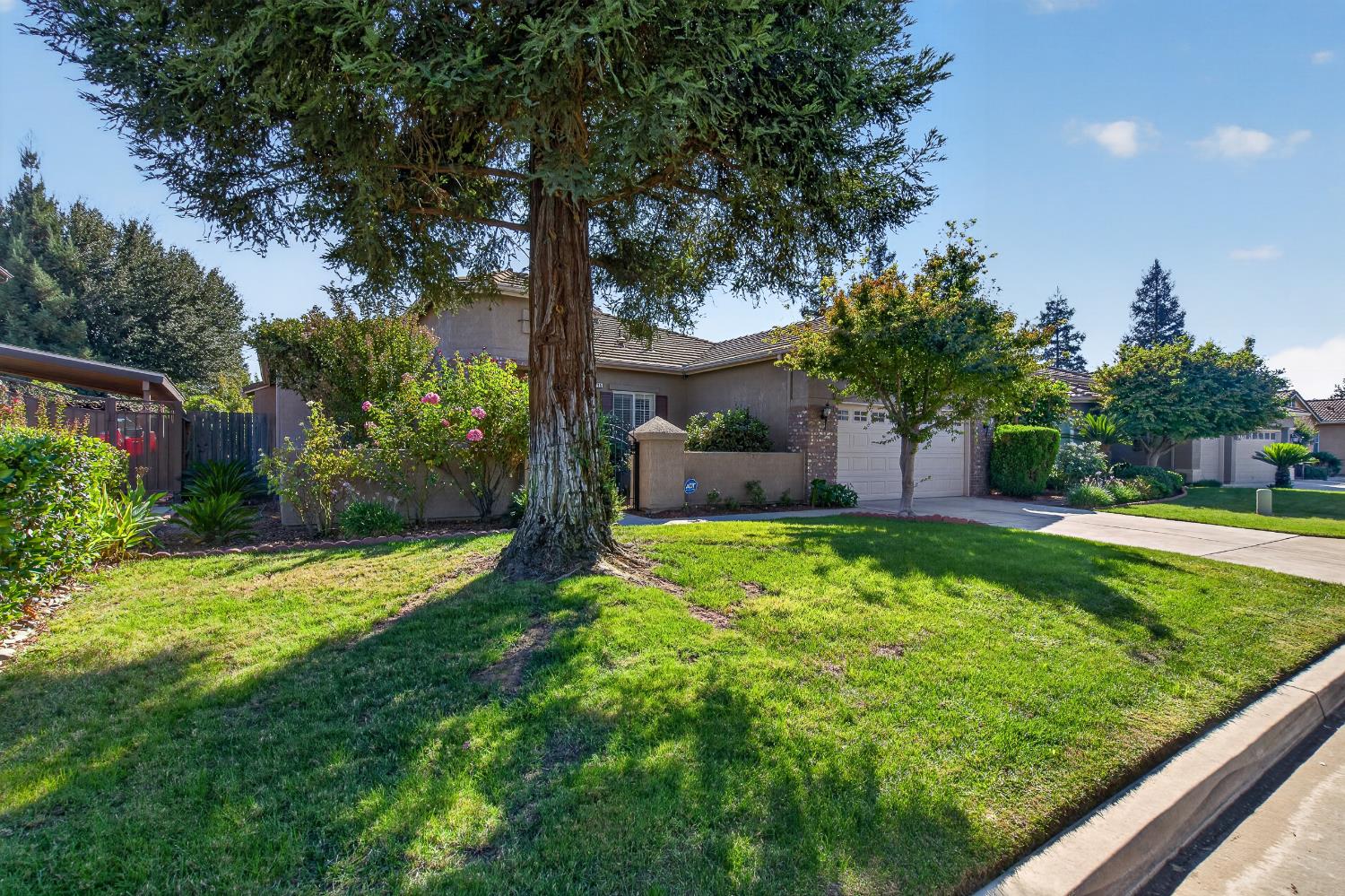2405 E Shea Dr, Fresno, CA 93720