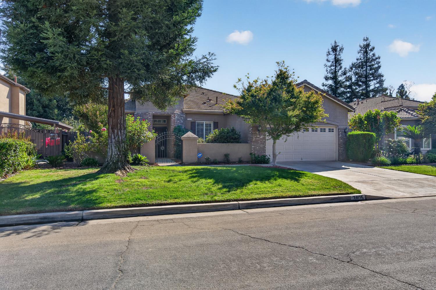 2405 E Shea Dr, Fresno, CA 93720