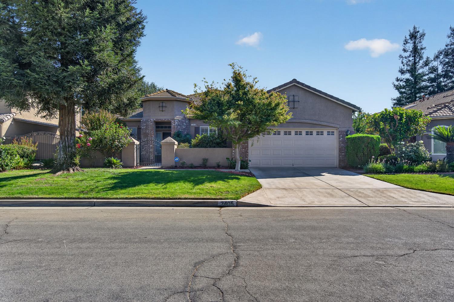 2405 E Shea Dr, Fresno, CA 93720