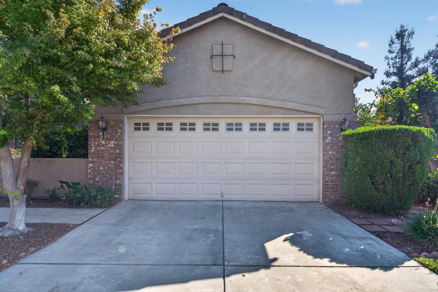 2405 E Shea Dr, Fresno, CA 93720