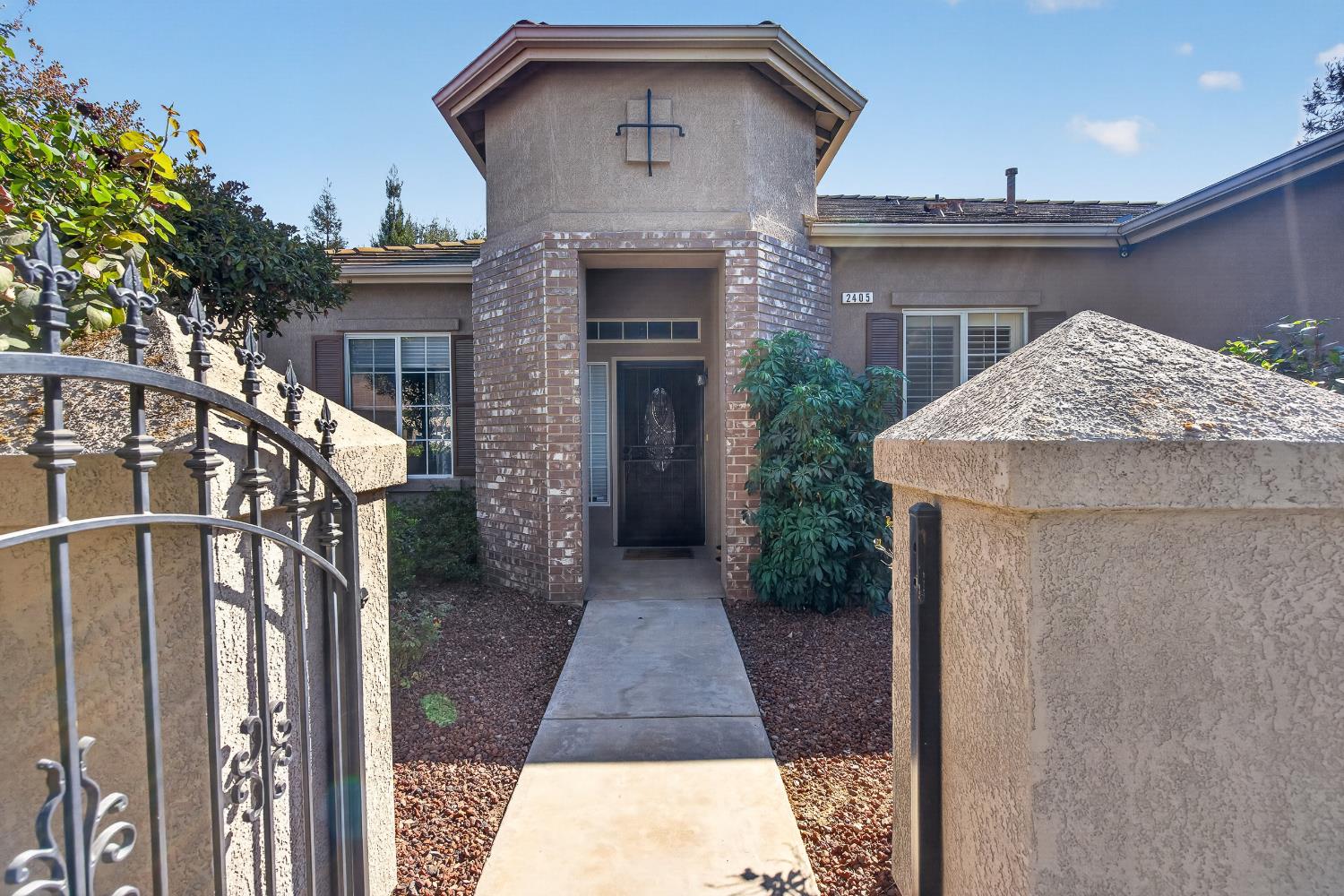 2405 E Shea Dr, Fresno, CA 93720