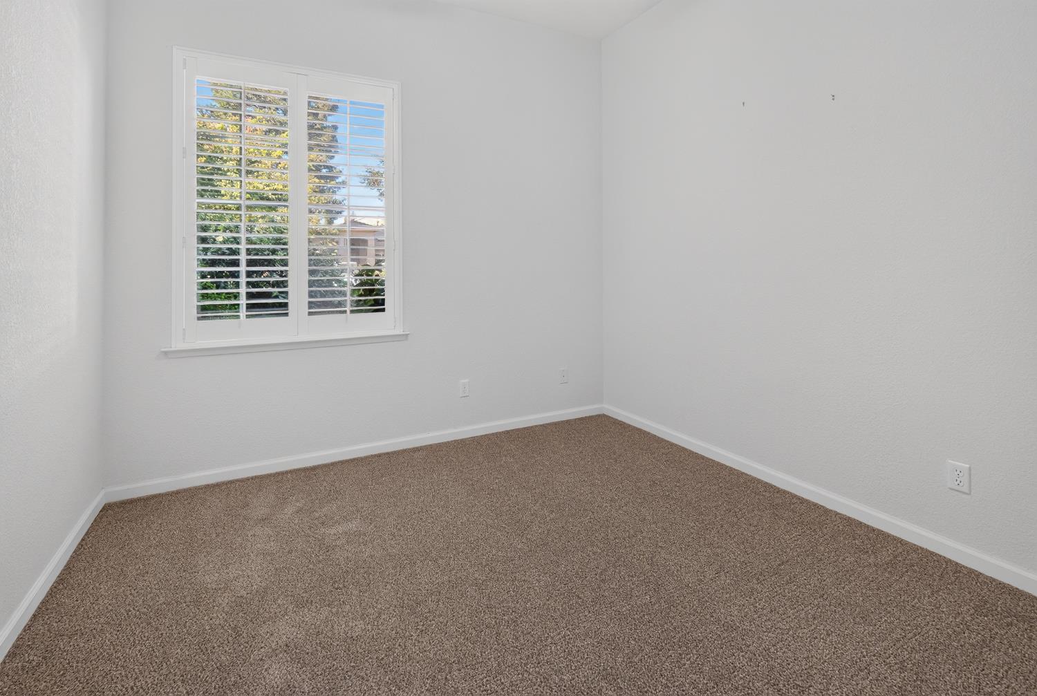 2405 E Shea Dr, Fresno, CA 93720