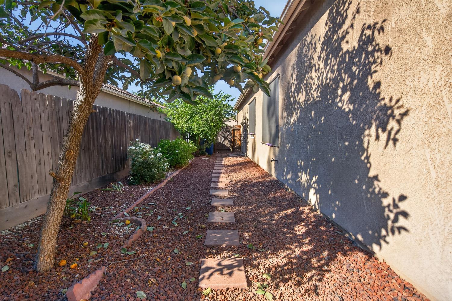 2405 E Shea Dr, Fresno, CA 93720