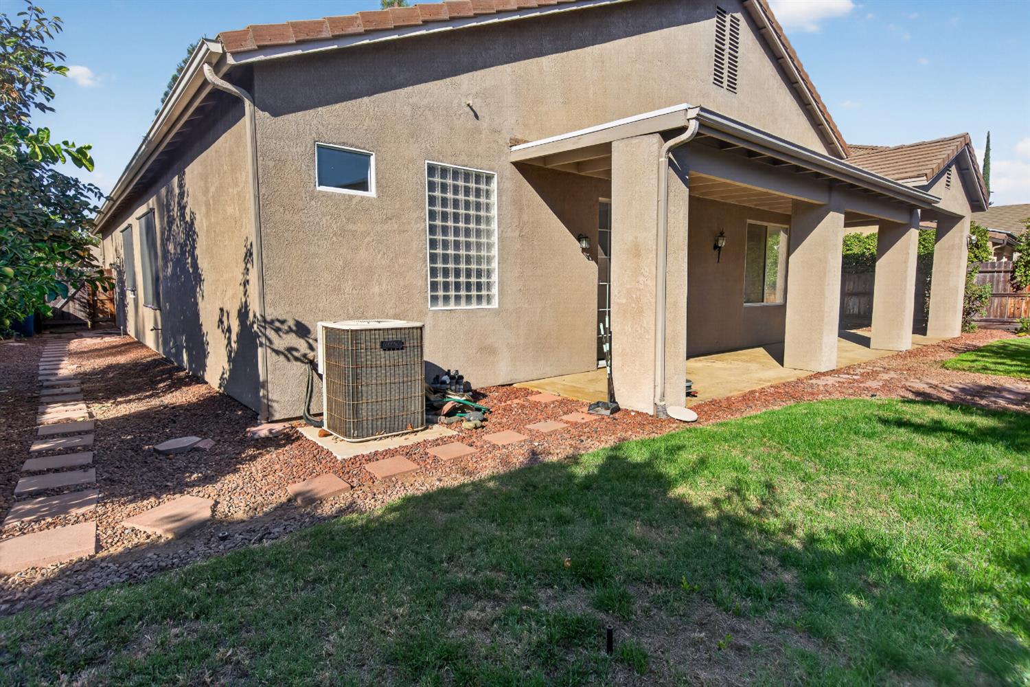 2405 E Shea Dr, Fresno, CA 93720