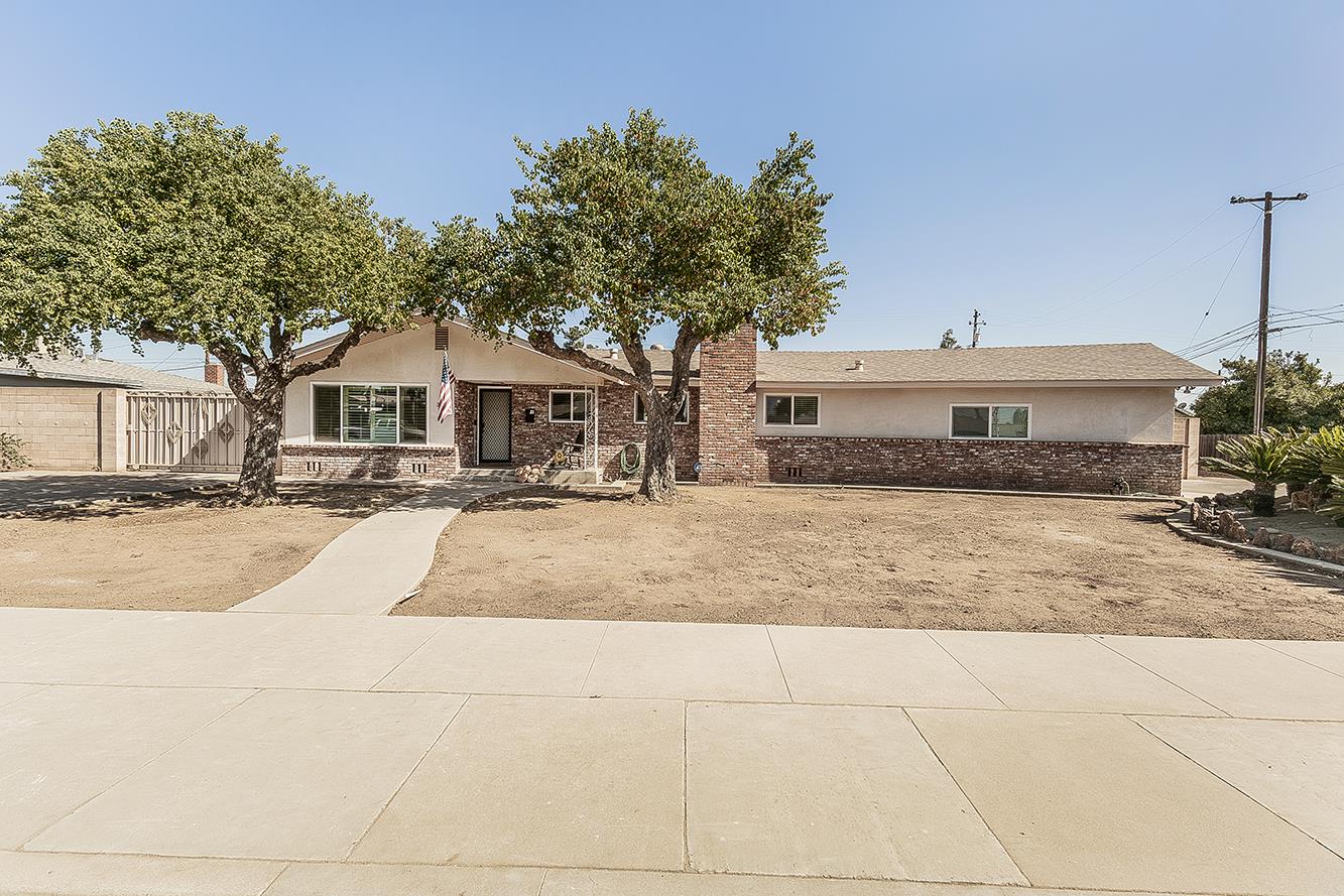 380 N Garden Dr, Dinuba, CA 93618