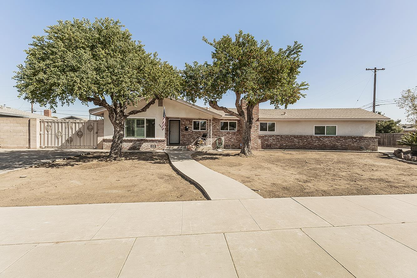 380 N Garden Dr, Dinuba, CA 93618
