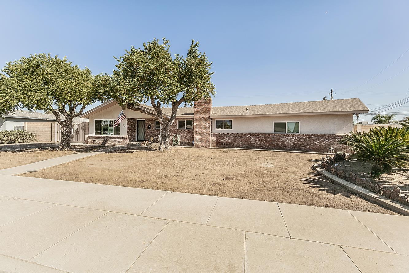 380 N Garden Dr, Dinuba, CA 93618