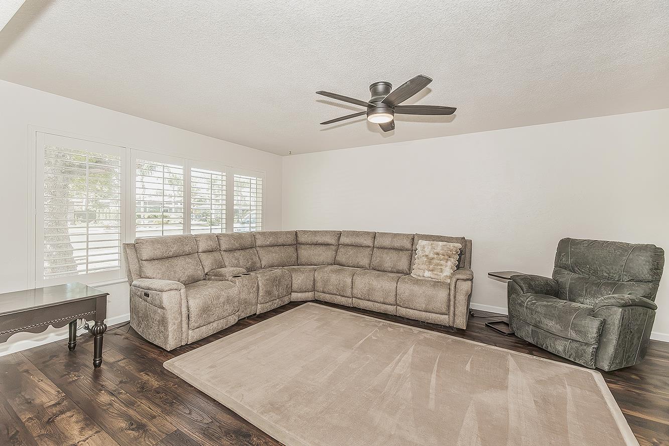 380 N Garden Dr, Dinuba, CA 93618