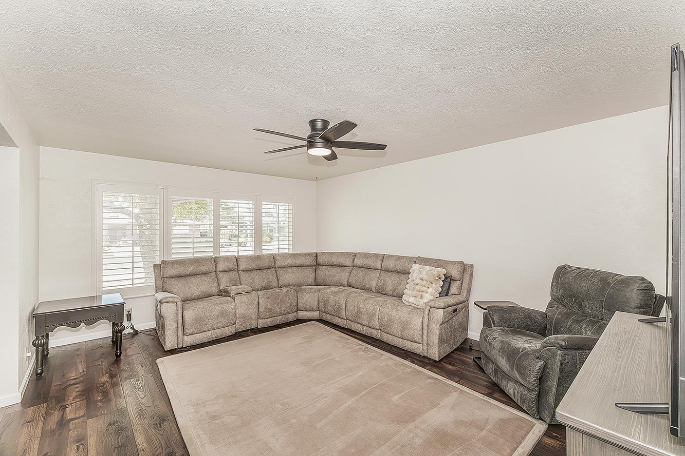 380 N Garden Dr, Dinuba, CA 93618