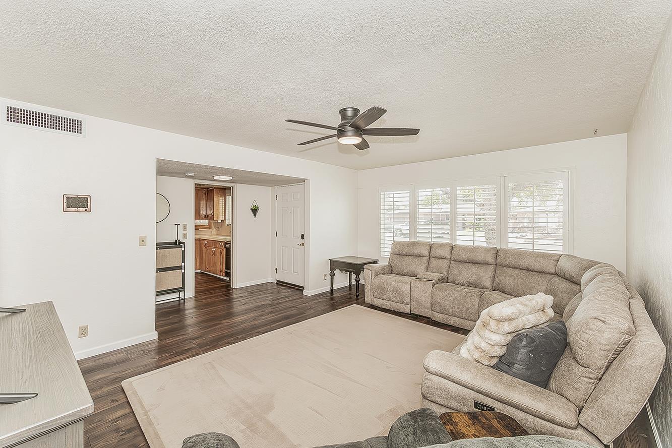 380 N Garden Dr, Dinuba, CA 93618