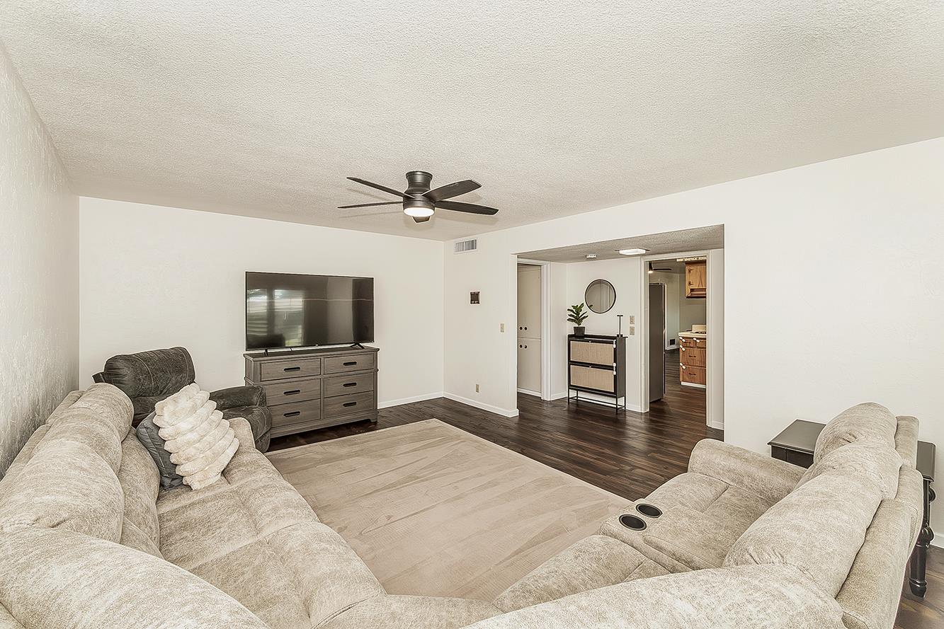 380 N Garden Dr, Dinuba, CA 93618