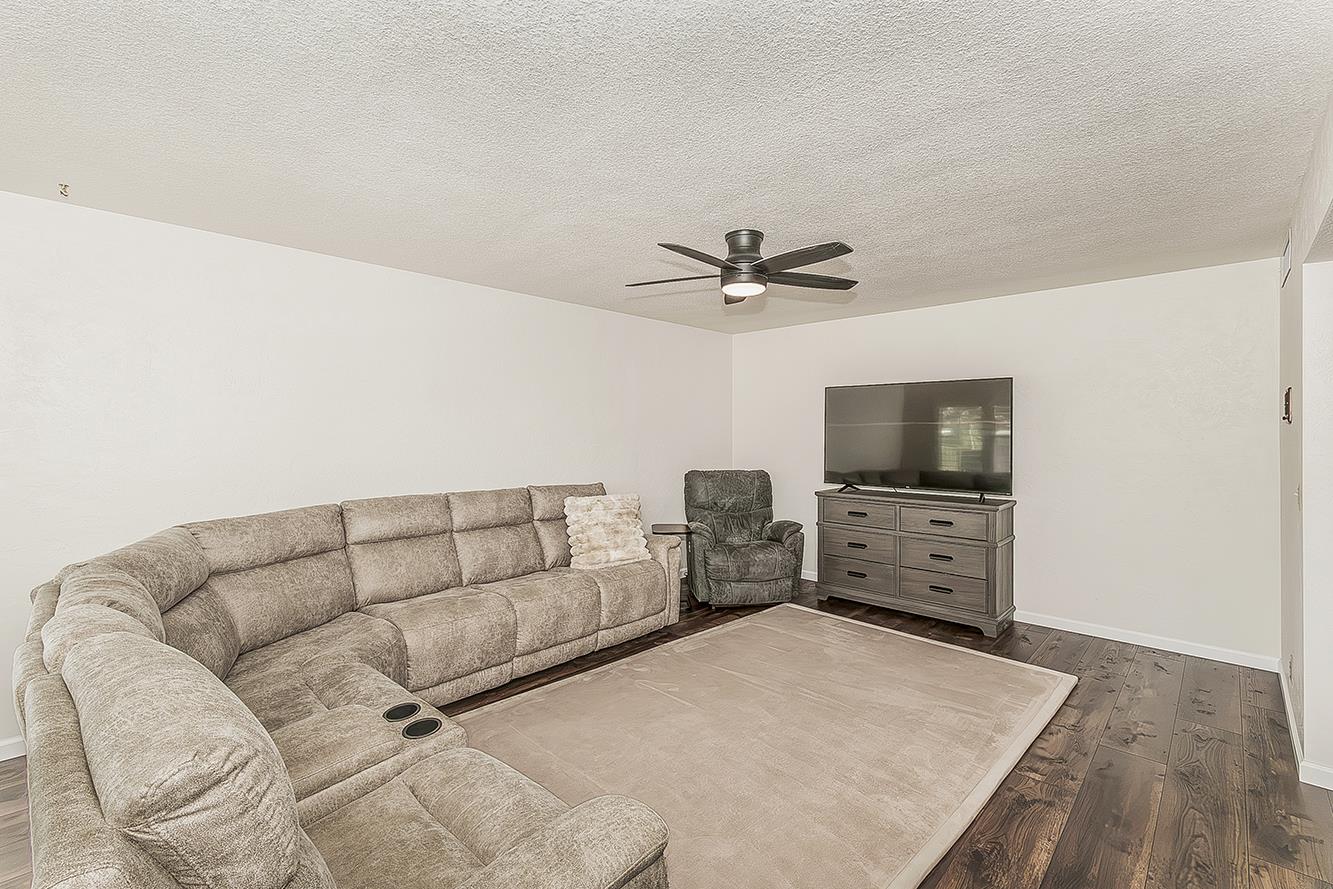 380 N Garden Dr, Dinuba, CA 93618