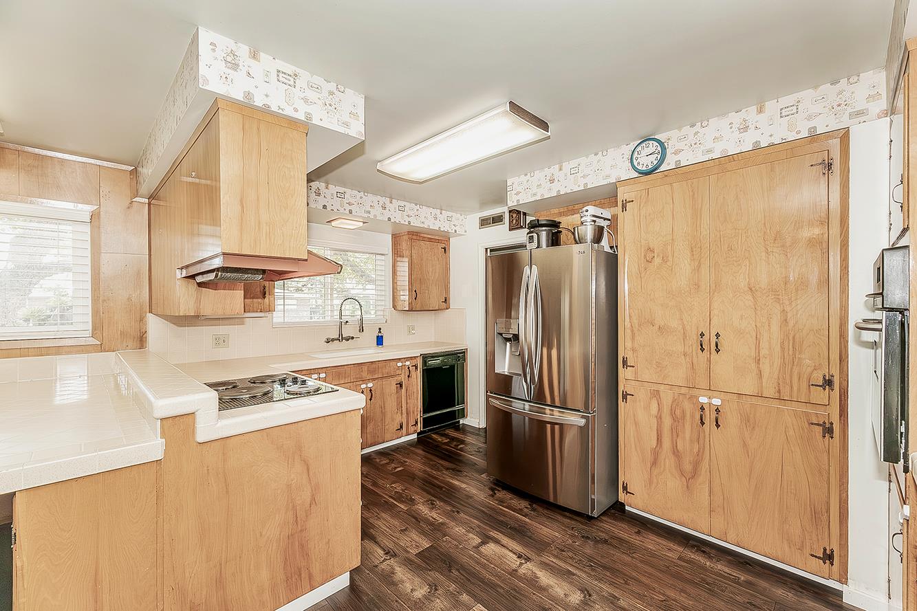 380 N Garden Dr, Dinuba, CA 93618