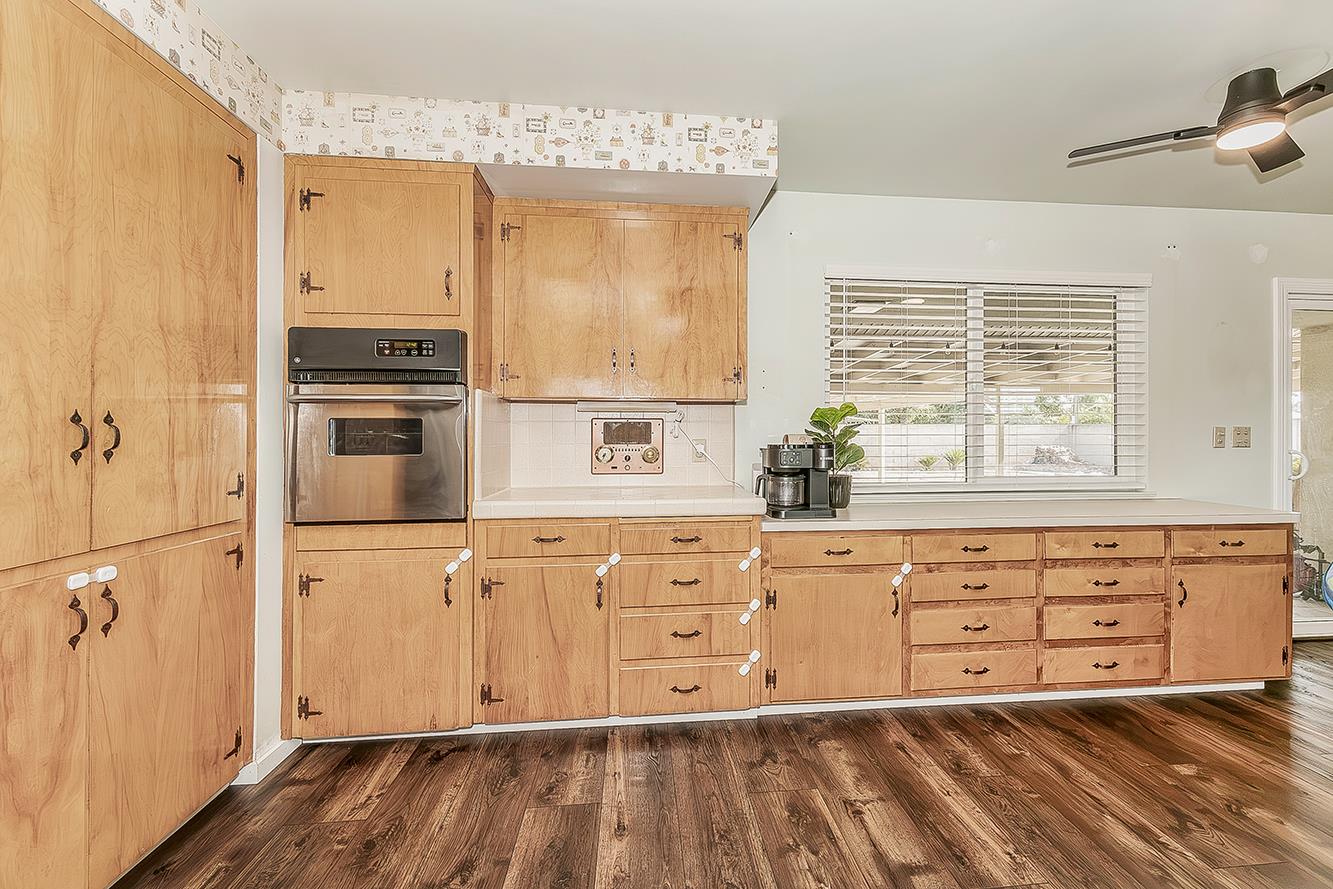 380 N Garden Dr, Dinuba, CA 93618