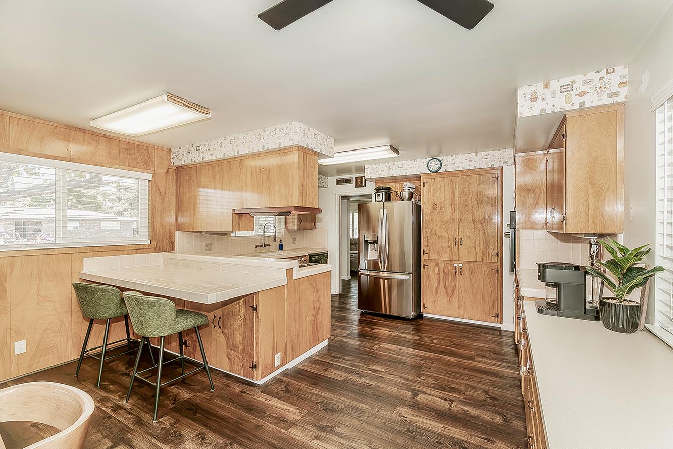 380 N Garden Dr, Dinuba, CA 93618