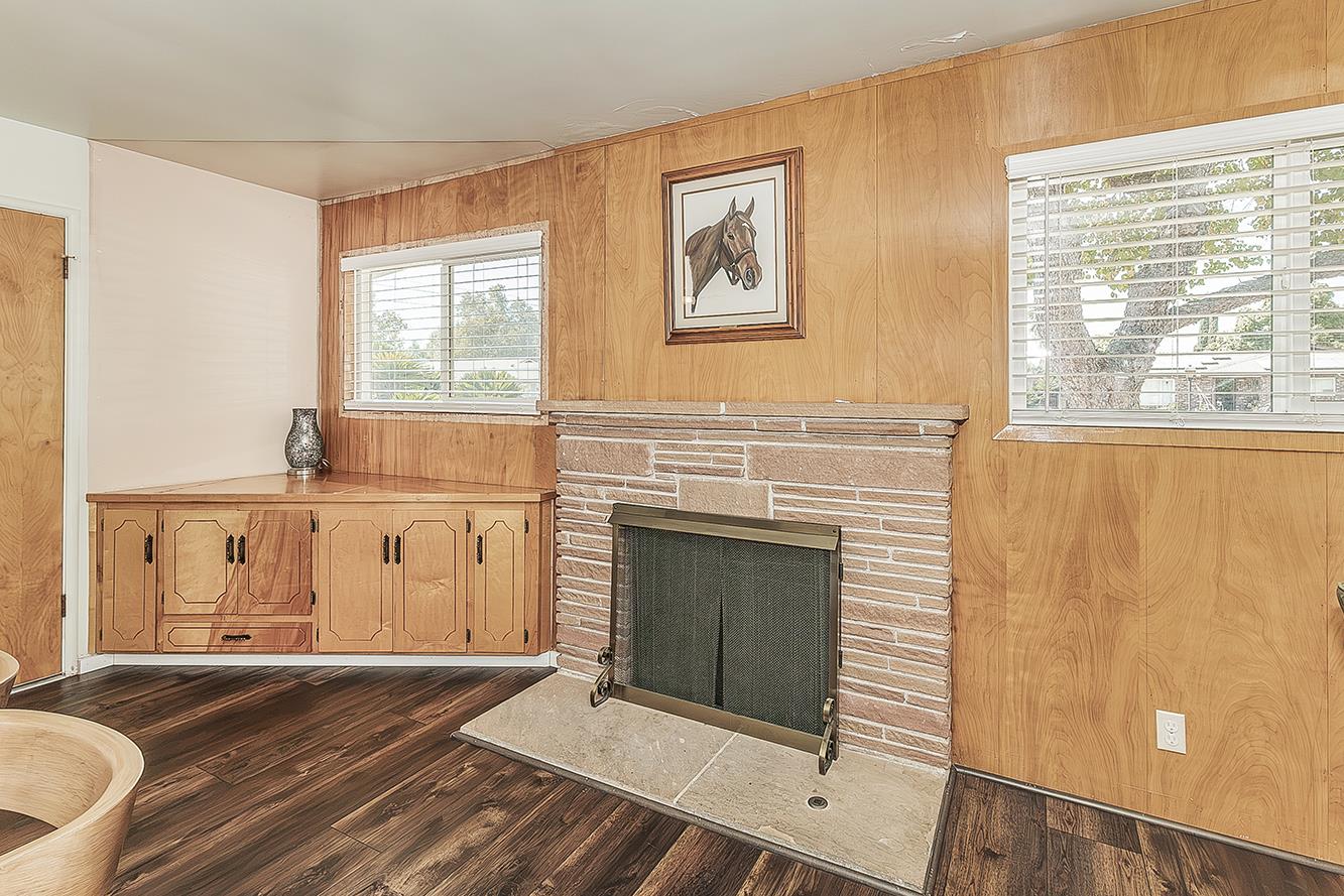 380 N Garden Dr, Dinuba, CA 93618
