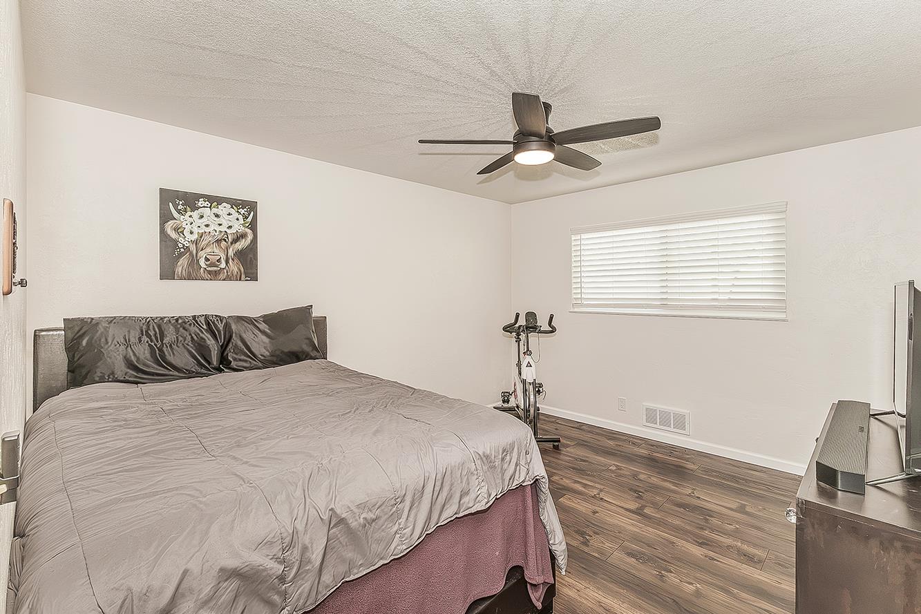 380 N Garden Dr, Dinuba, CA 93618