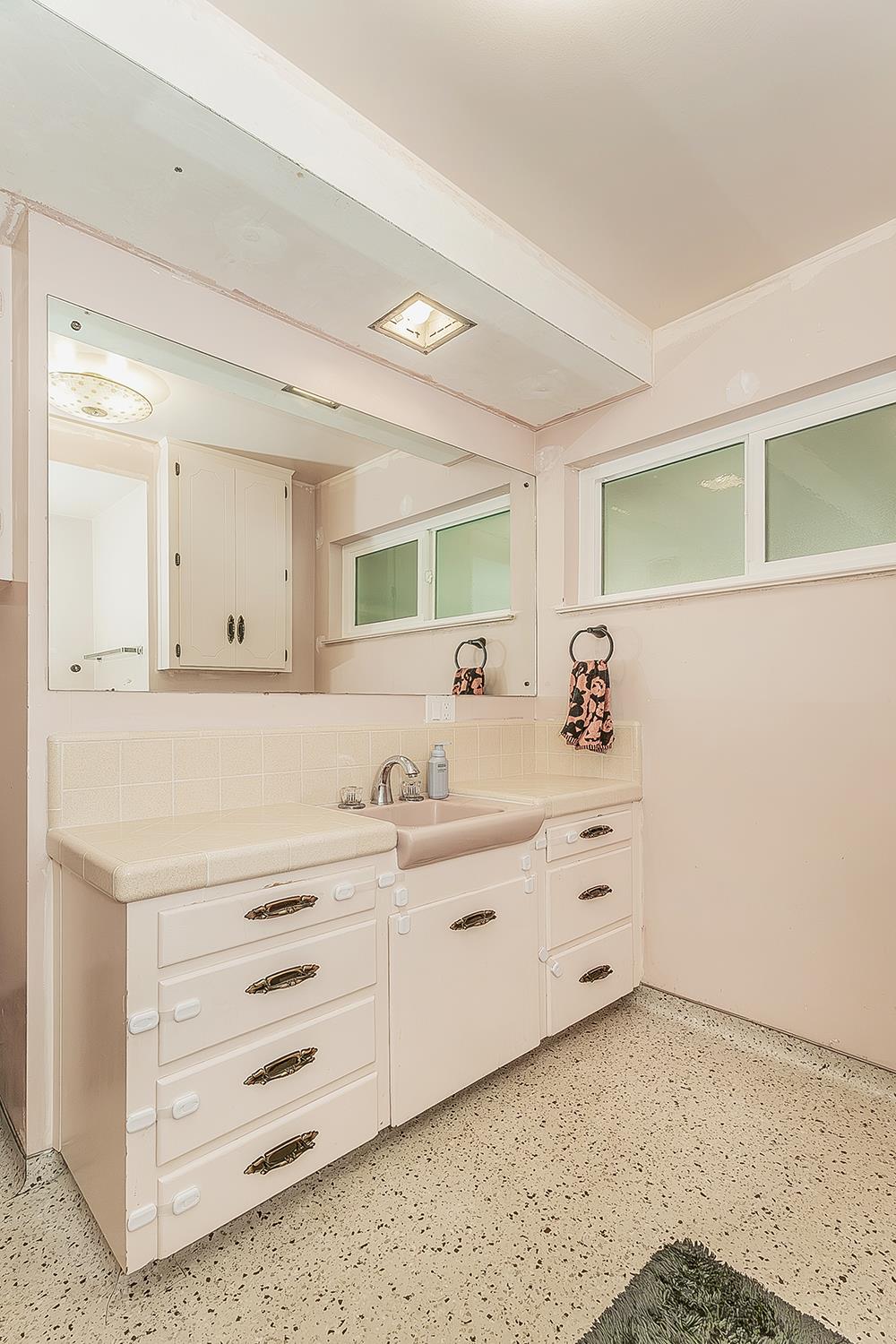 380 N Garden Dr, Dinuba, CA 93618