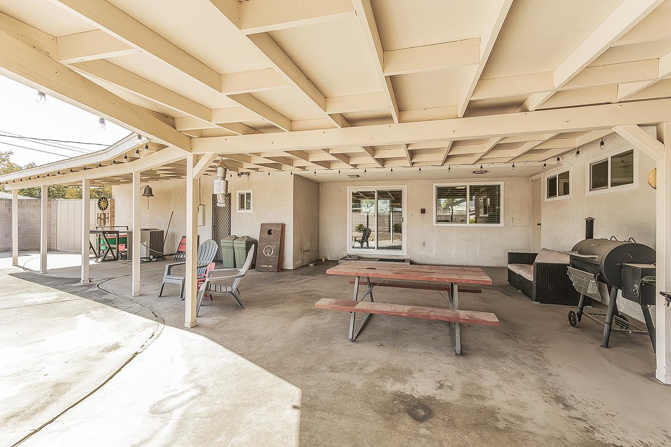 380 N Garden Dr, Dinuba, CA 93618
