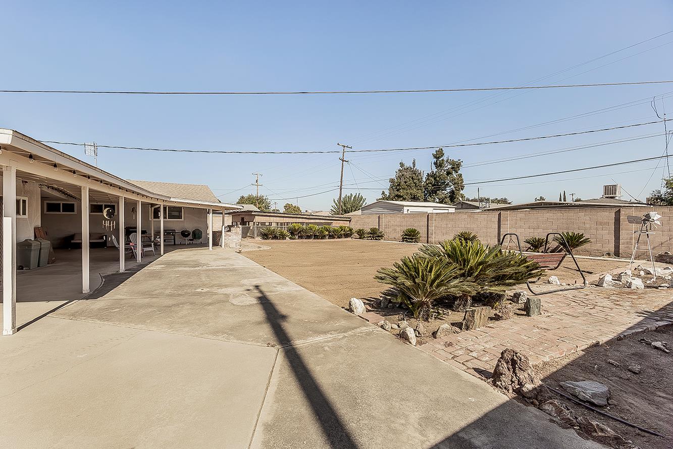 380 N Garden Dr, Dinuba, CA 93618