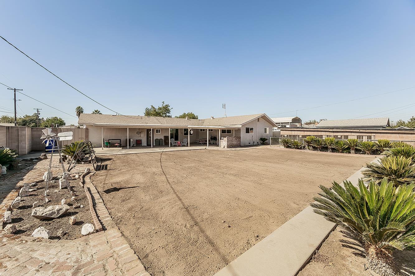 380 N Garden Dr, Dinuba, CA 93618
