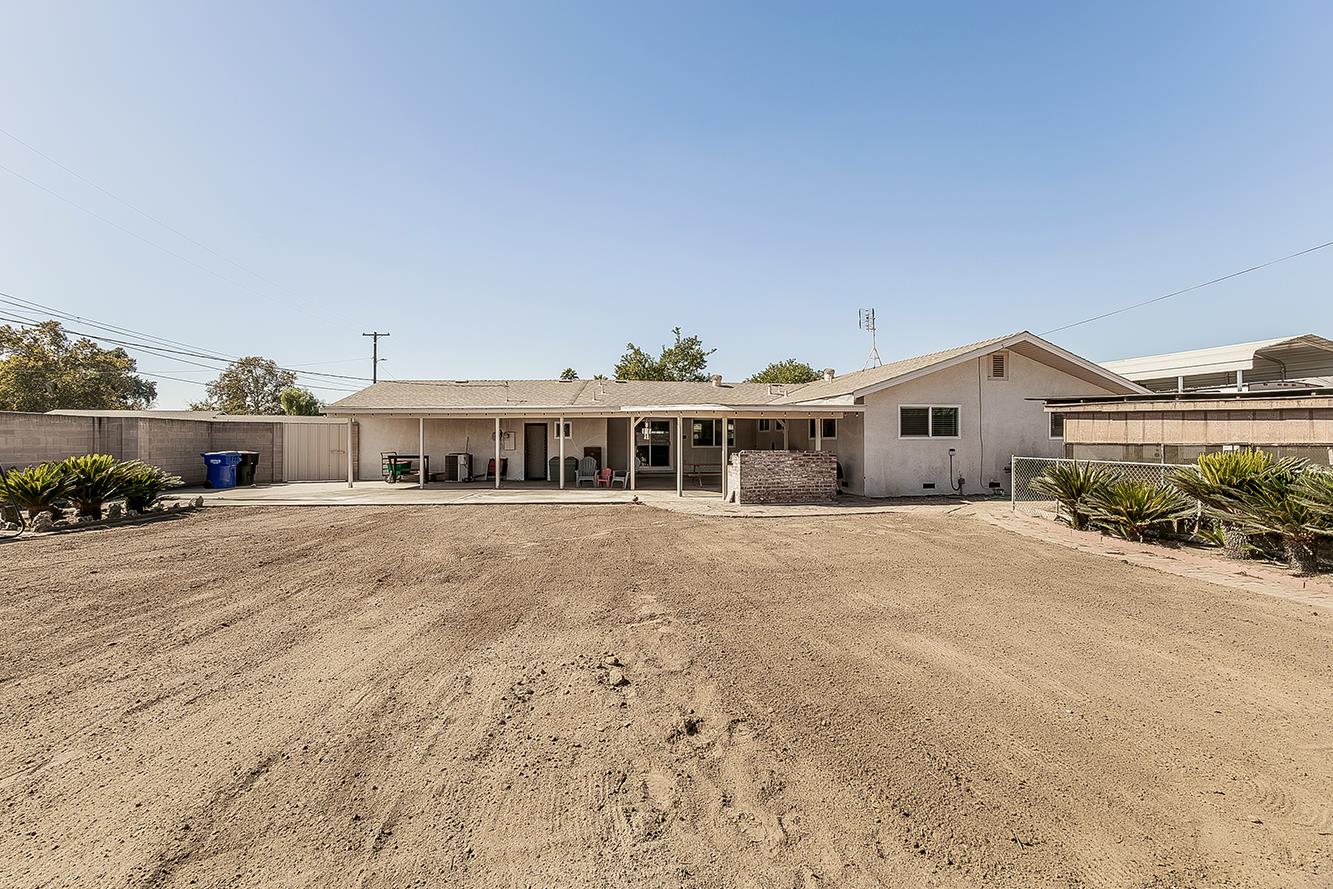 380 N Garden Dr, Dinuba, CA 93618