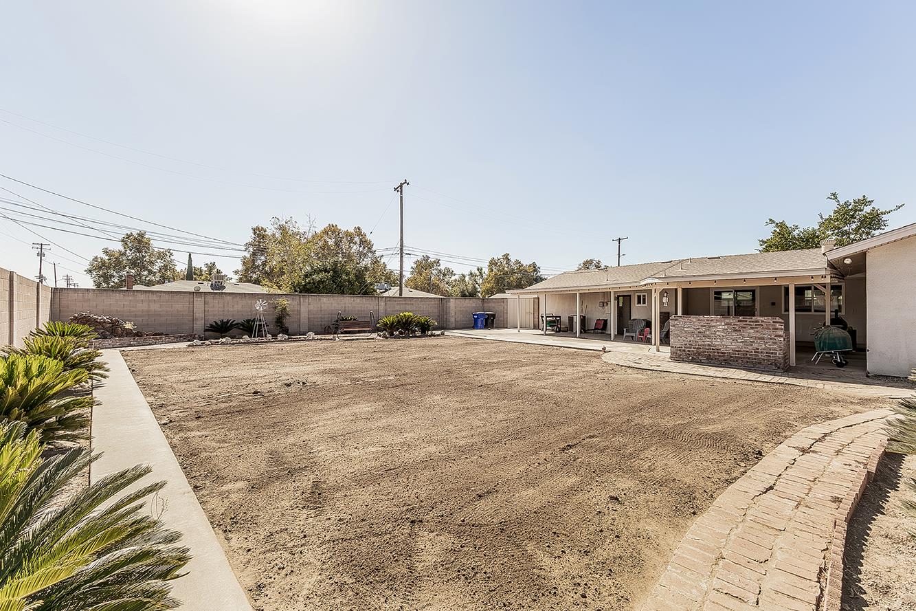 380 N Garden Dr, Dinuba, CA 93618