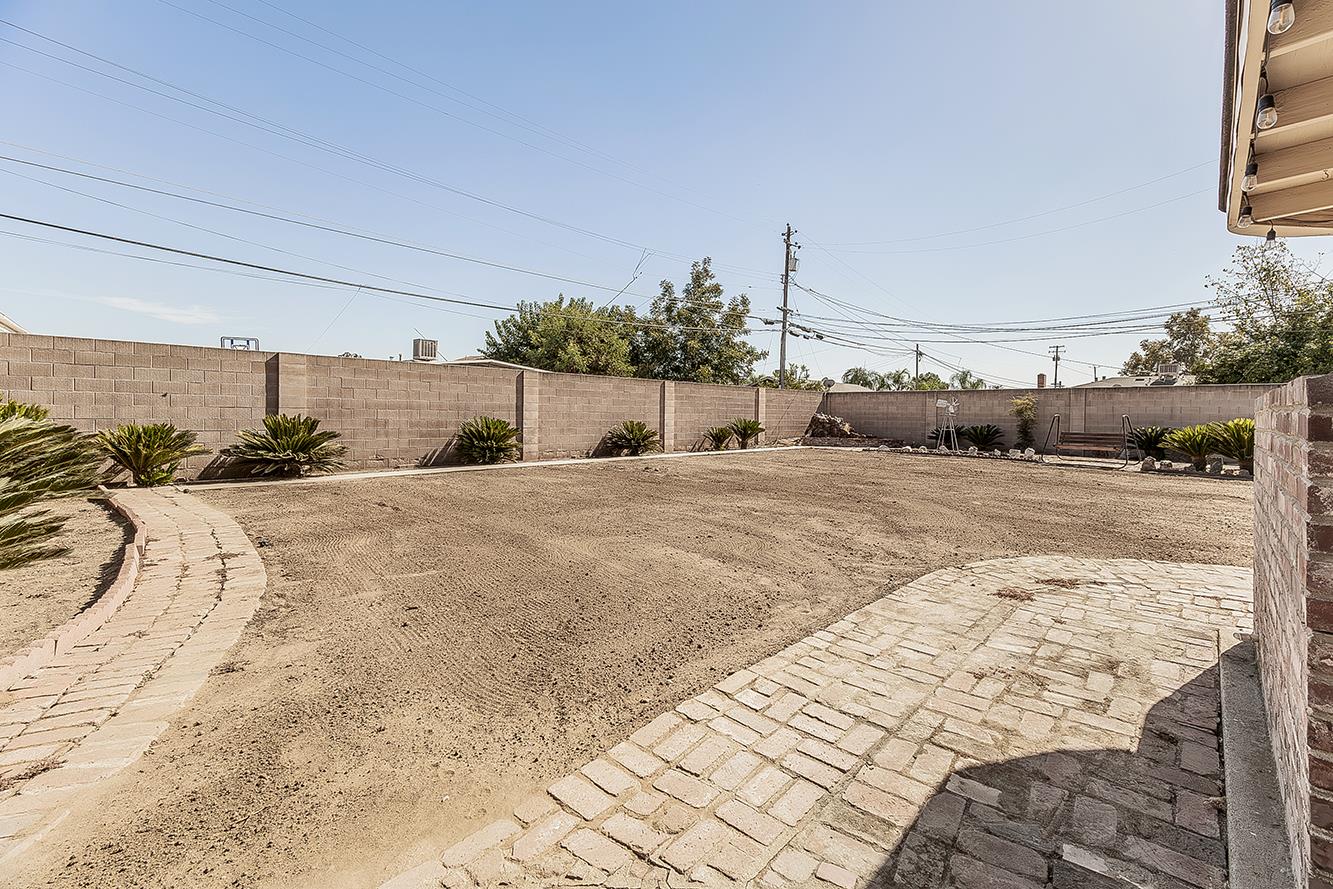 380 N Garden Dr, Dinuba, CA 93618