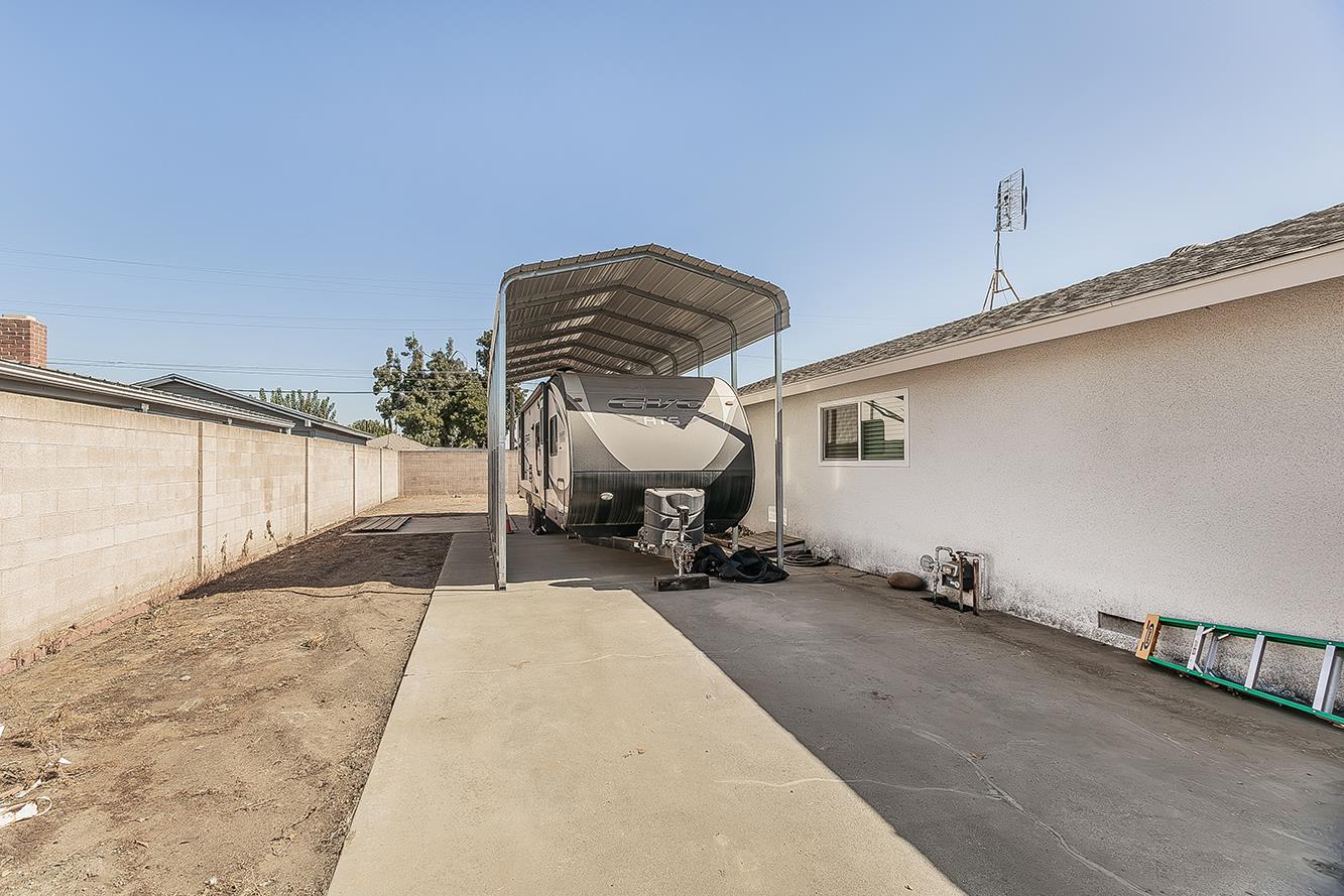 380 N Garden Dr, Dinuba, CA 93618