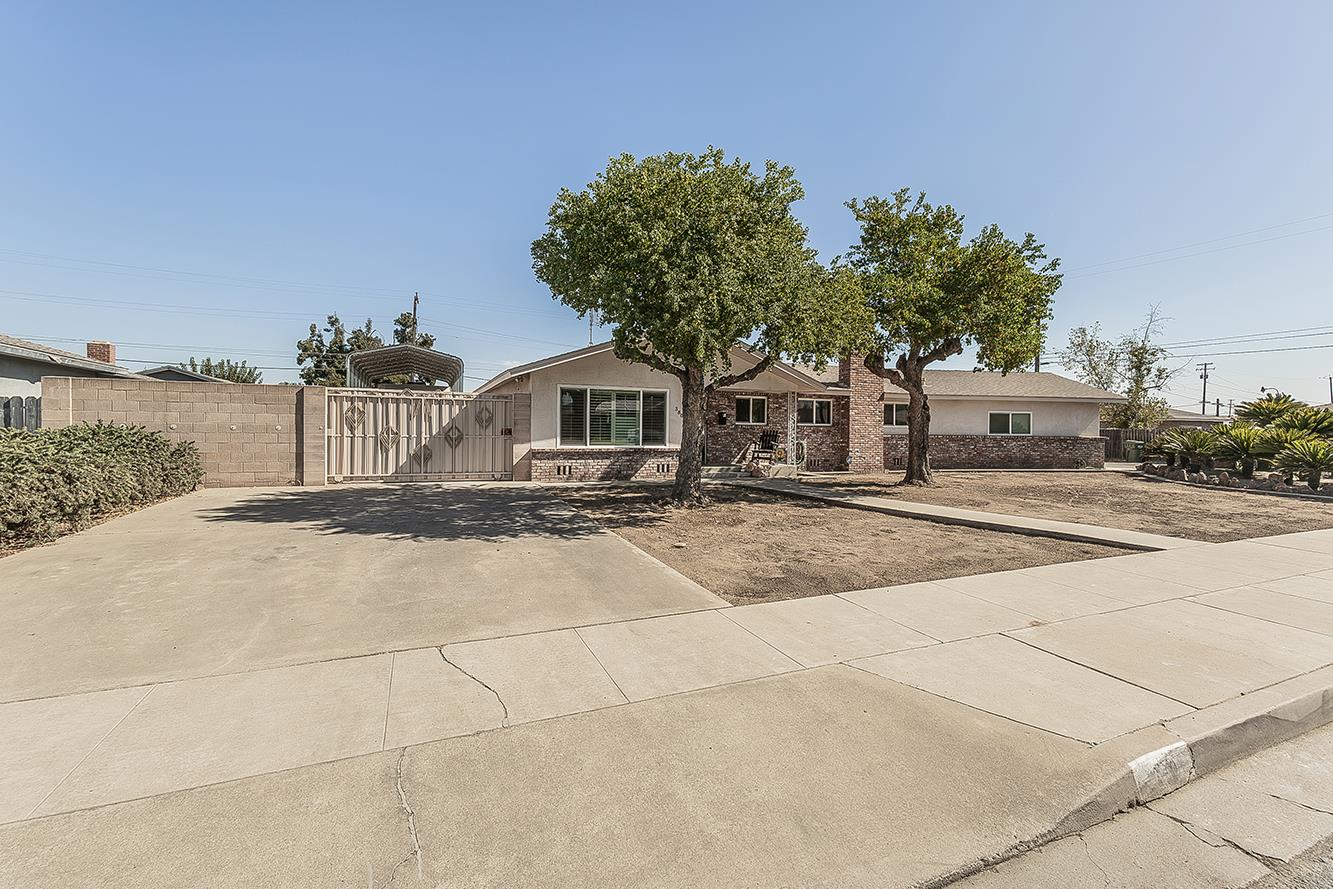 380 N Garden Dr, Dinuba, CA 93618