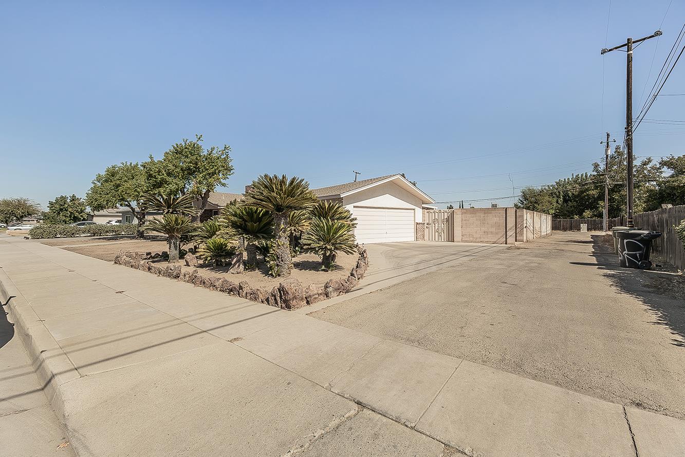 380 N Garden Dr, Dinuba, CA 93618