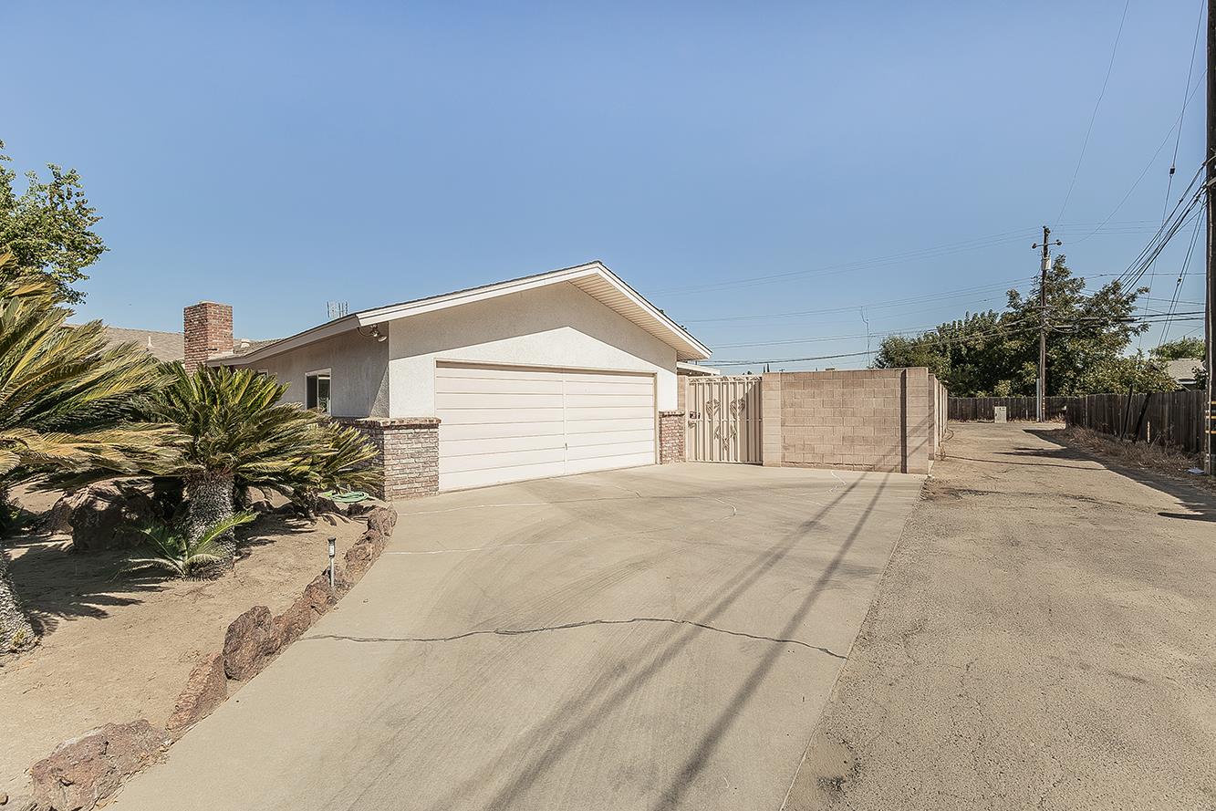 380 N Garden Dr, Dinuba, CA 93618