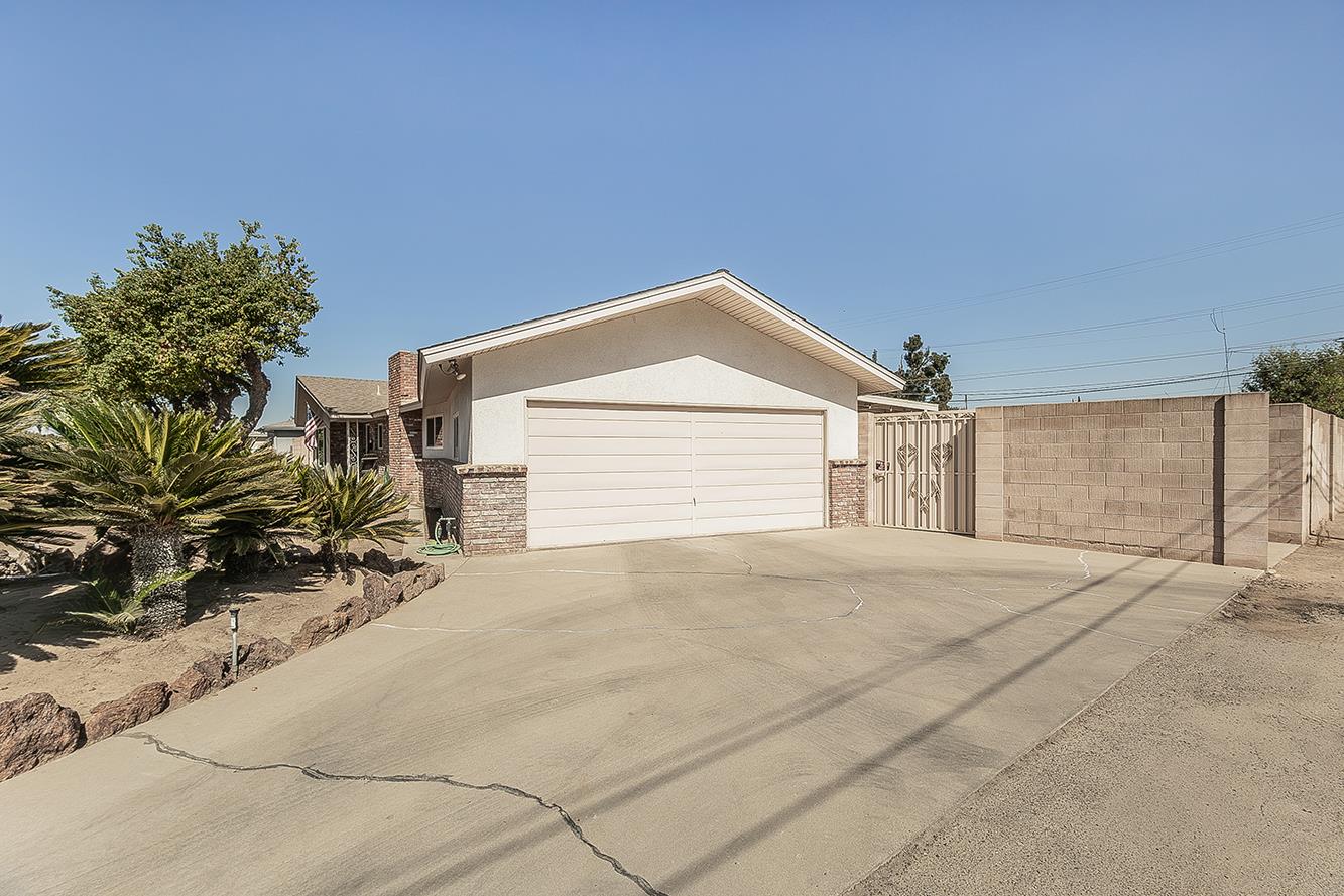 380 N Garden Dr, Dinuba, CA 93618